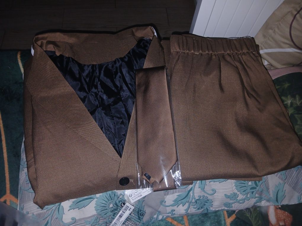 Vand costum de ocazie bej impreuna cu cravata bej închis,nefolosite