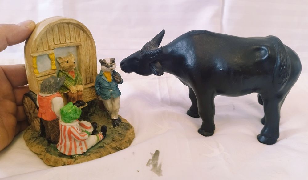 Figurine decorative Colecția Leonardo, din rășină acrilica.