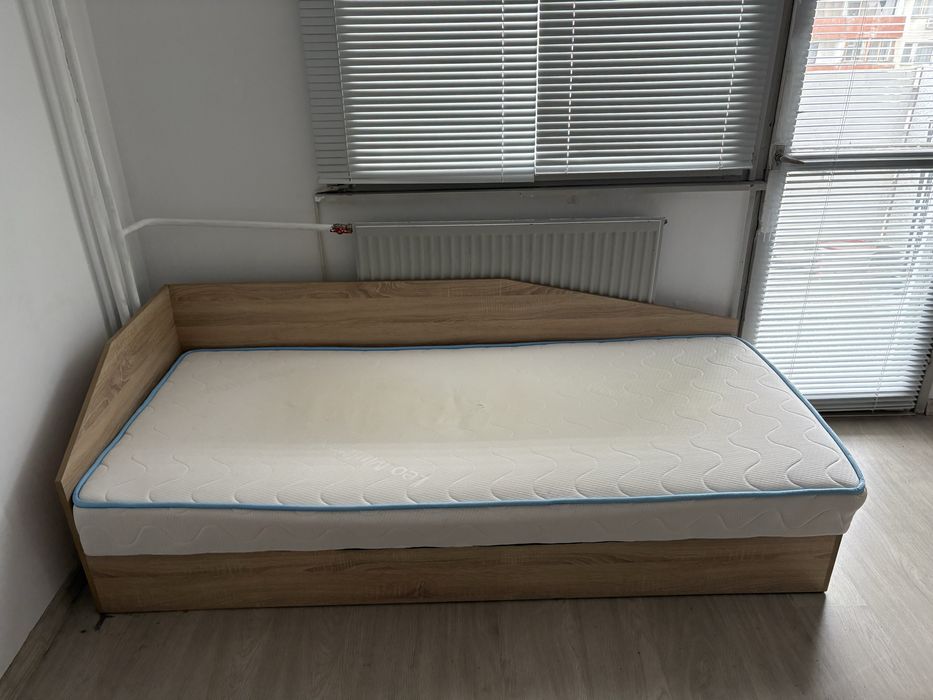 Продавам единично легло с матрак