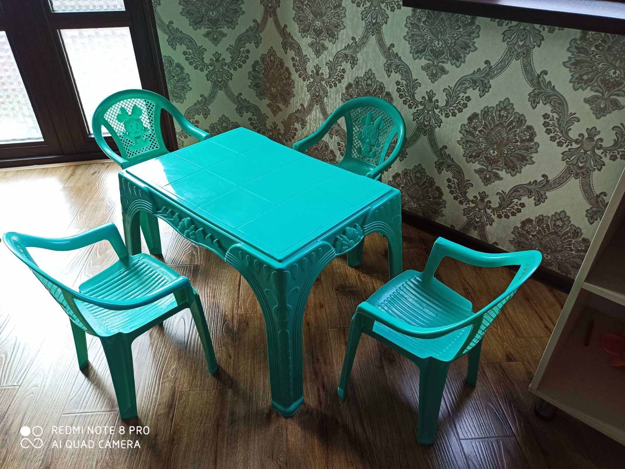 Детский стол со стульями (1 стол и 4 стула)