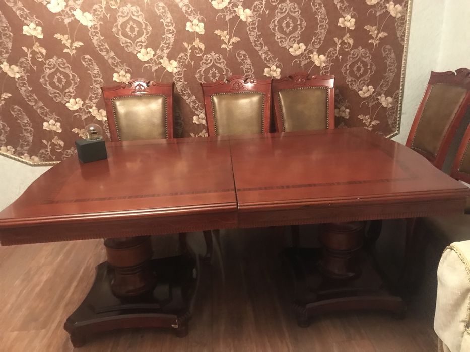 Продам стол и 8 стульев