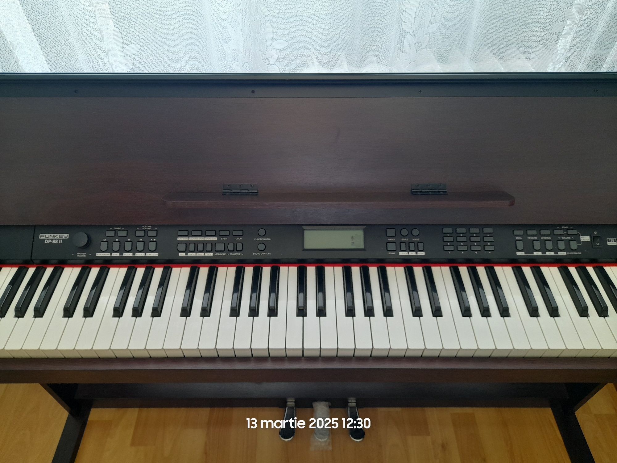 Vând pianina nefolosita.