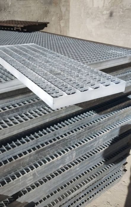 Vând trepte zincate metalice dacă va interesează sunaț la Nr de telefo