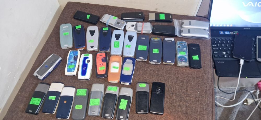 Casti sony noi sigilate si telefoane vechi