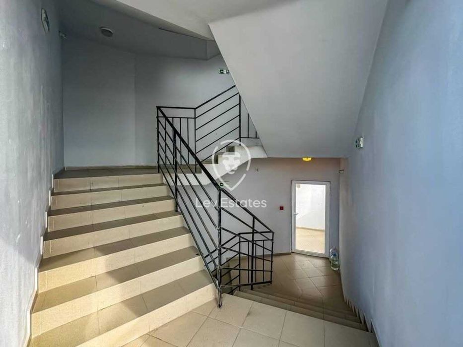 Двустаен апартамент без ремонт в висок жилищен блок, Бургас