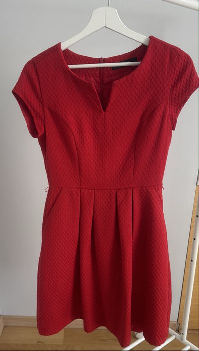 Червена рокля Reserved