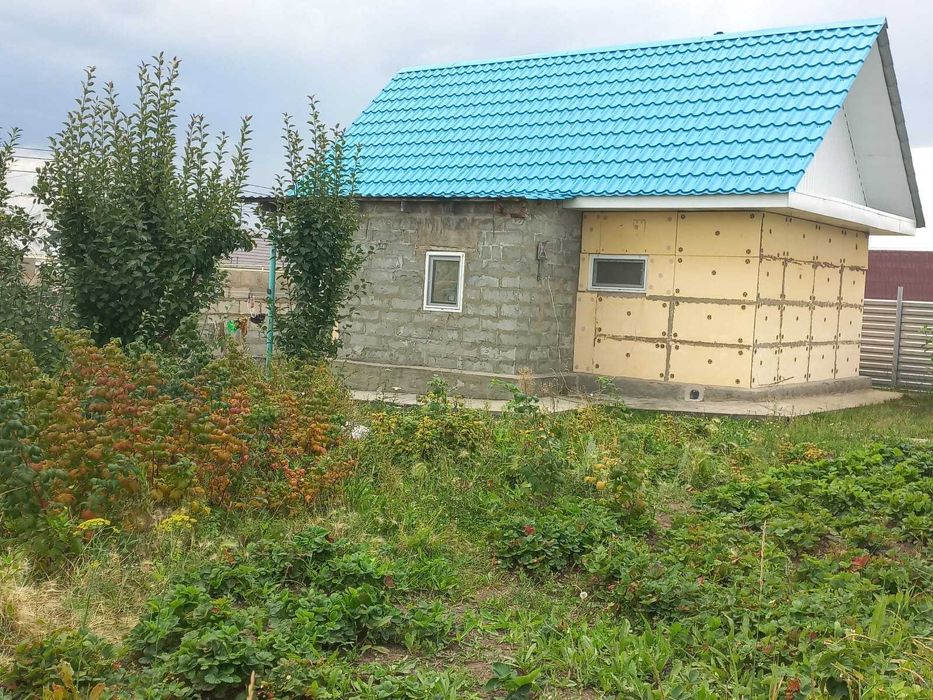 Продам зем. участок с жилым домом и недостроенным домом