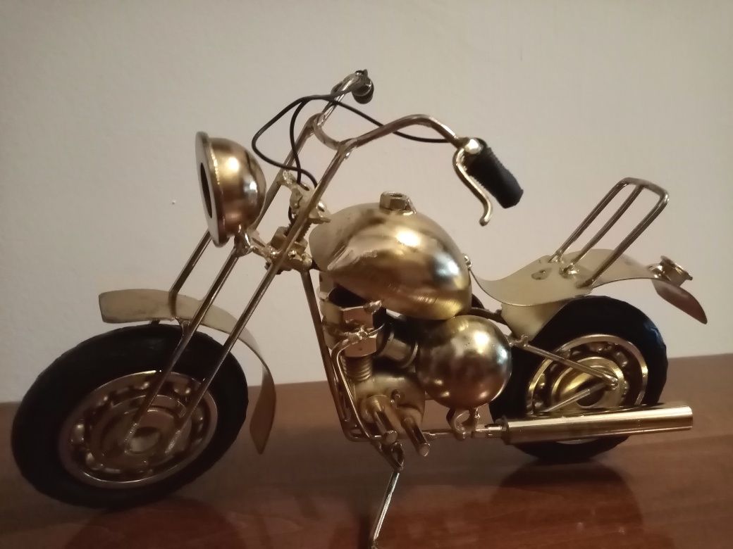 Motocicleta lucrata integral manual în cel mai mic detaliu metal aurit