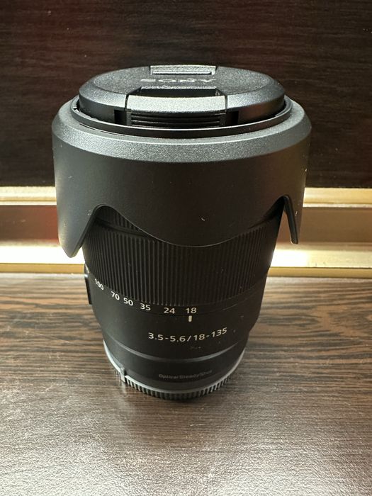 Sony E 18-135mm f / 3.5-5.6 OSS