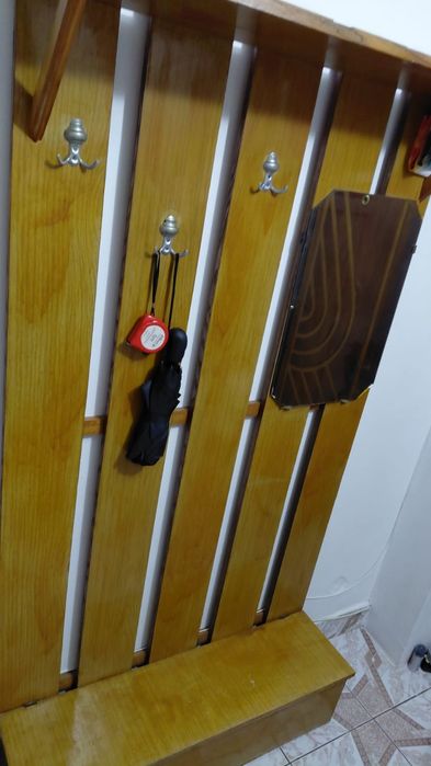 Cuier din lemn cu oglindă și zonă de depozitare