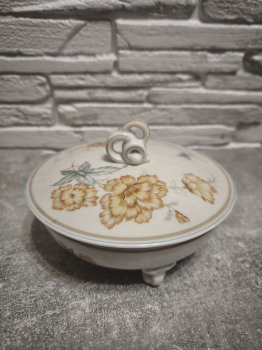 Порцеланова купичка с капак