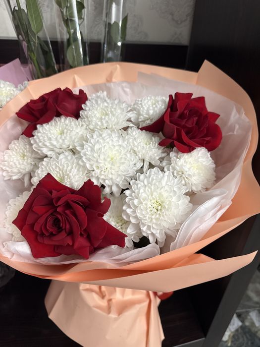 Продам цветы сегодняшнии за 5000, свежии хорошо смотрятся