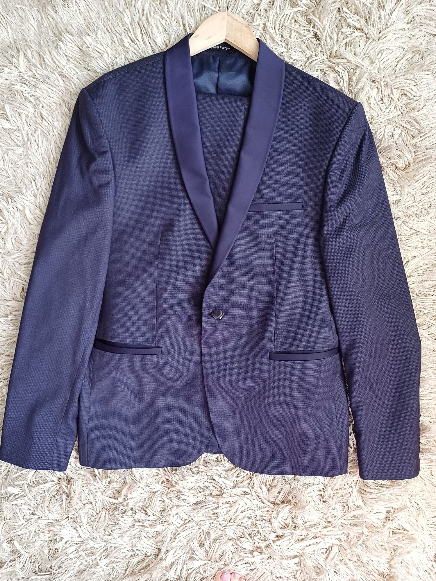 Costum slim fit purtat cateva ore