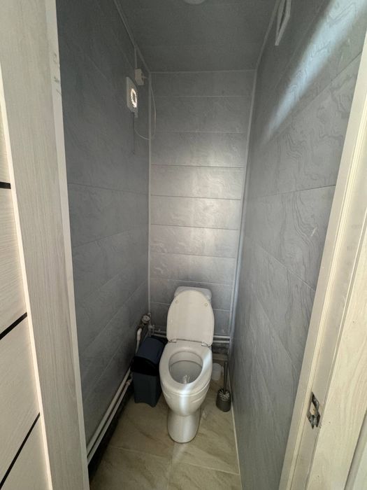 2 х ком квартиру Спутник в деревянном доме новый ремонт. У метро.