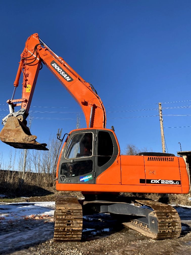 Продается гусеничный экскаватор доосан 225 (doosan)