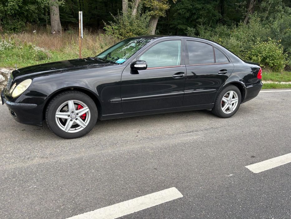 Mercedes    2005 E220