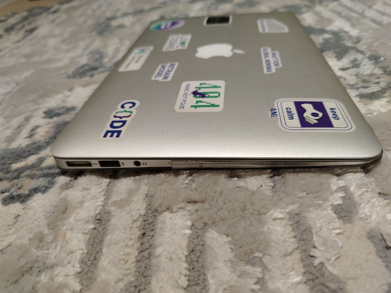 Apple Mac Book sotiladi