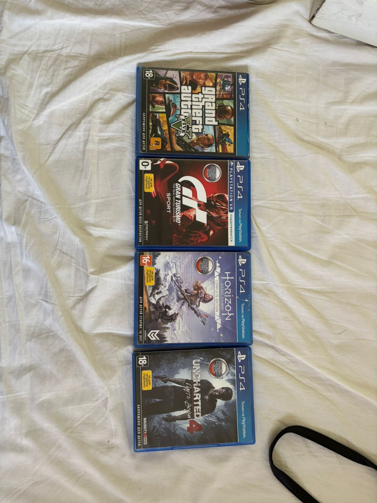 Продается два джойстика и 4 игры