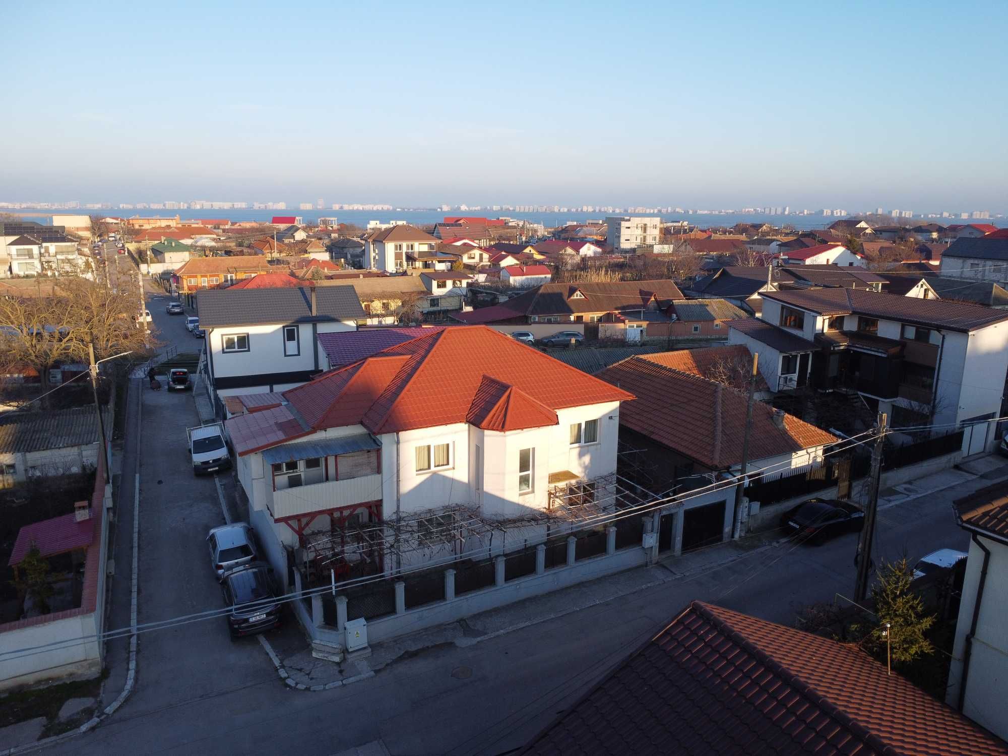 Casa Ovidiu Central 285 mp teren, curte 100 mp, 2 garaje, terasa, gaze