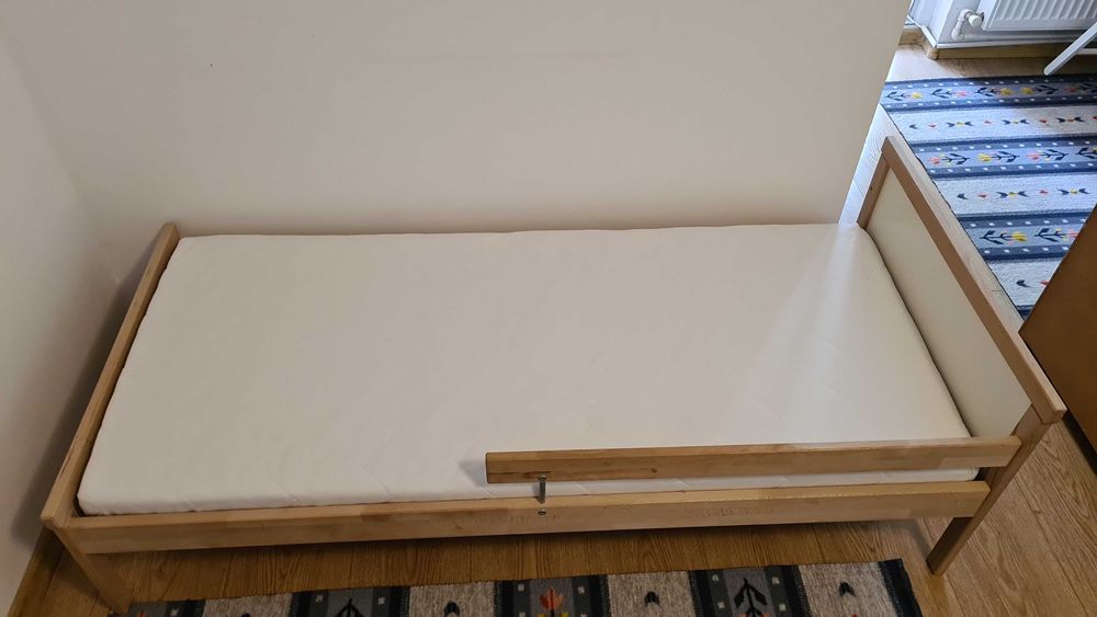 Pat pentru copii din lemn si saltea