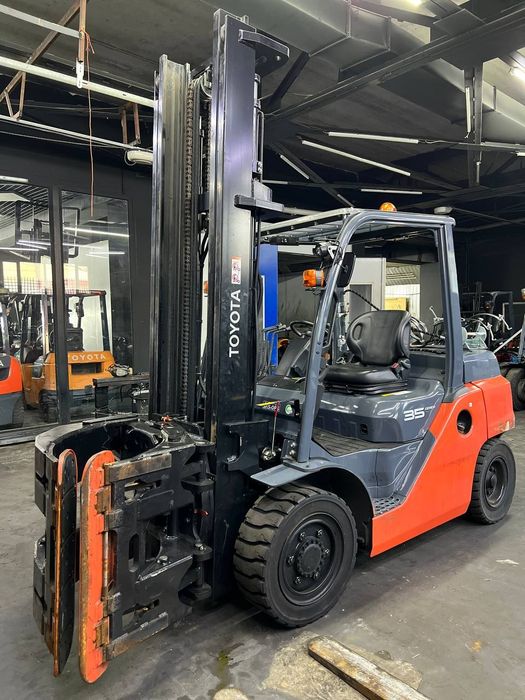 Погрузчики Toyota 8FD30/8FG35 Рулон Захват, с кабиной, с наклоном