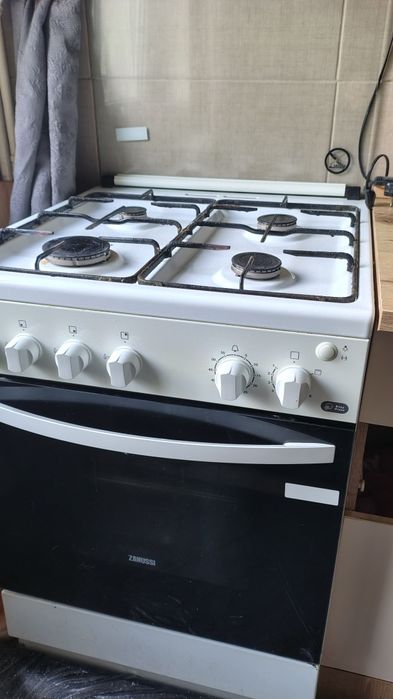 Aragaz zanussi cu grill si aprindere electrica