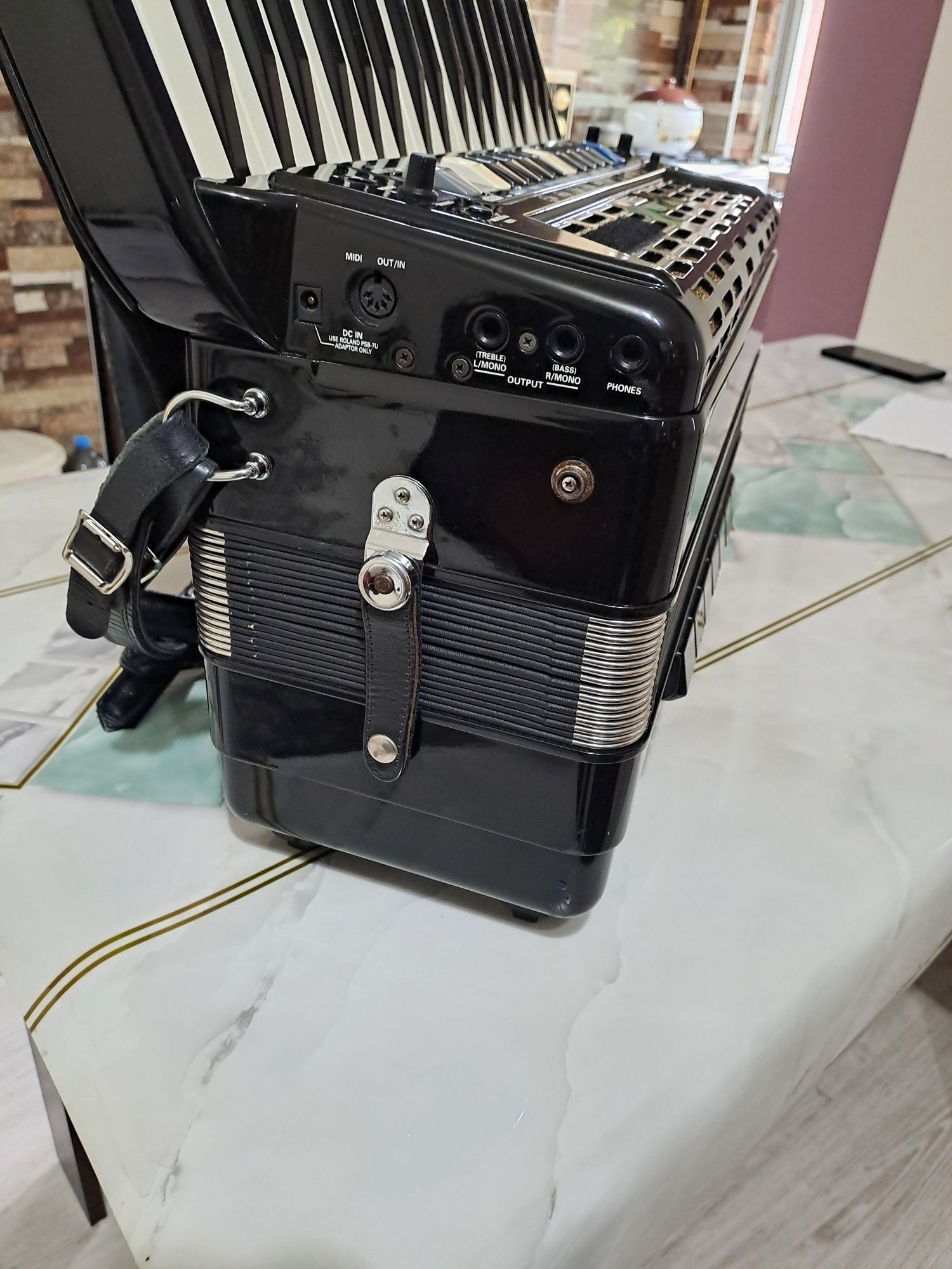Vând acordeon Roland fr3x