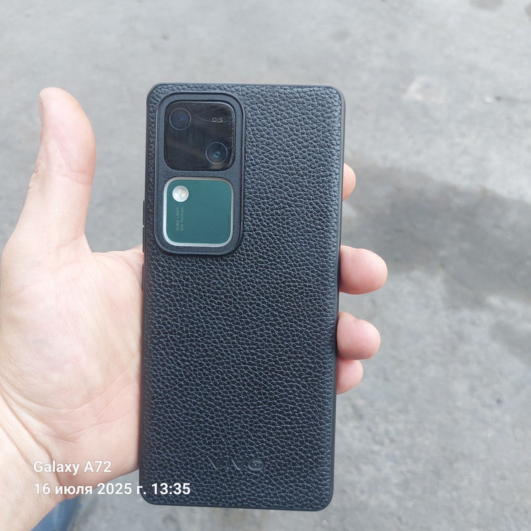 Vivo v30 в хорошем состоянии работает отлично.