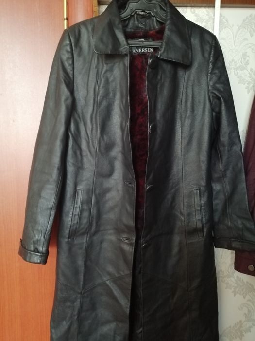 Продается женский  импортный кожаный плащ 48р имеется внутри