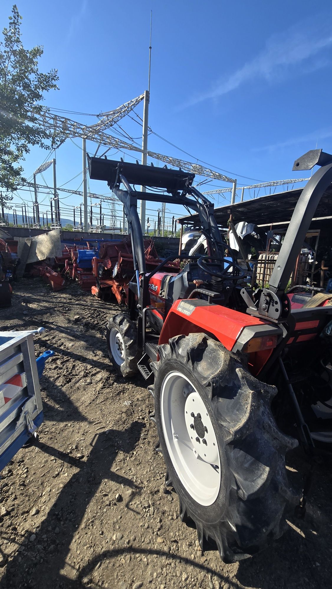 Tractor japonez cu incarcator frontal cupa și freza