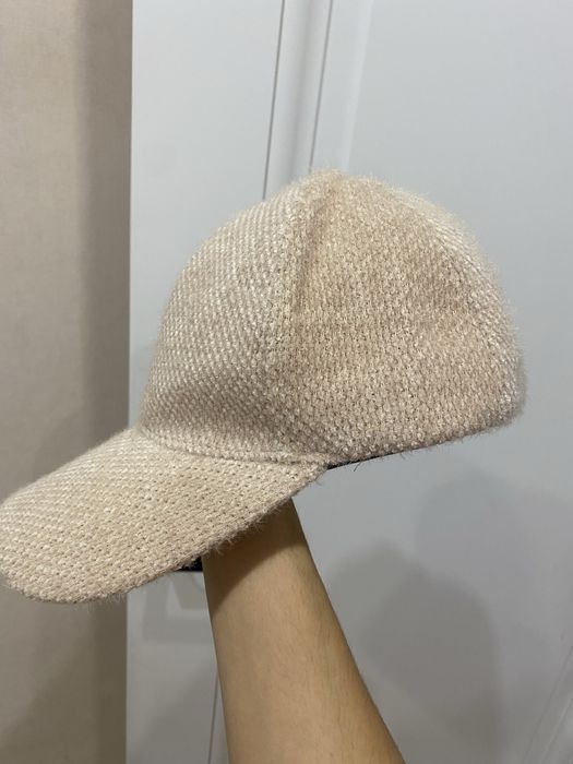 Продается кепка беж 1000 тг в поларок корич кепка новые