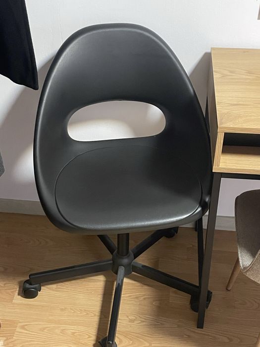 Birou, scaun birou, masuta, dulapuri fara usi, sezlong interior