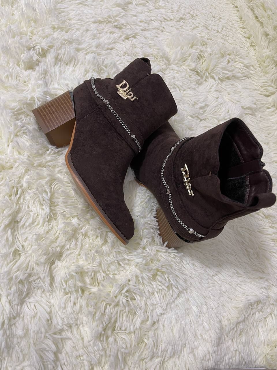 Botine damă Dior 

37 38 39 

105 lei