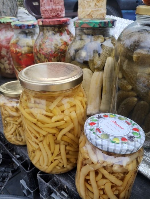 Borcane cu dulceață și muraturi