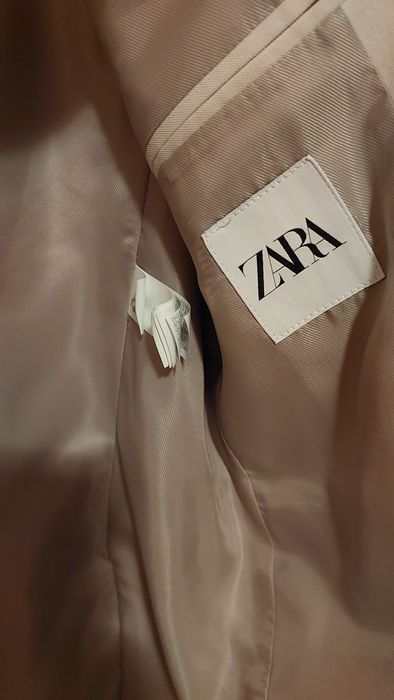 Sacou Zara, purtat la un singur eveniment