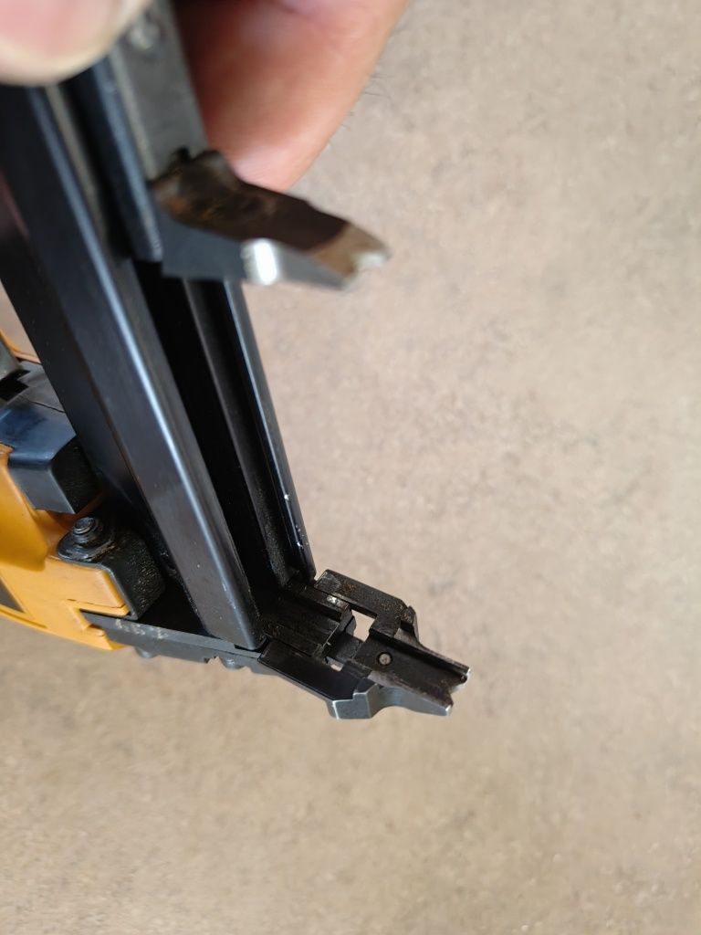 Пистолет за коване на скоби Stanley Bostitch s32 sx