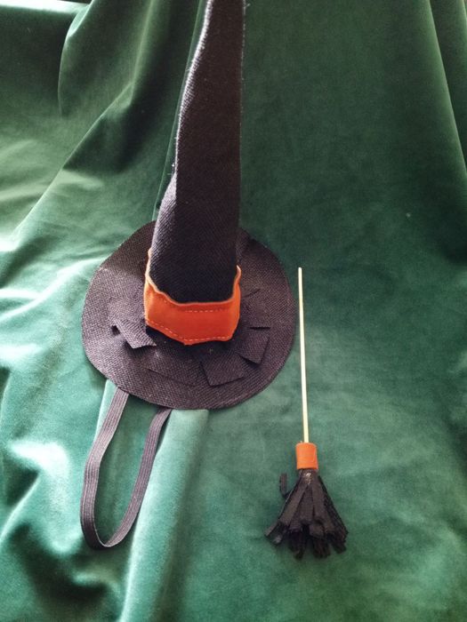 Шляпа ведьмы и метла на Хеллоуин. Заказыйте уже сегодня.