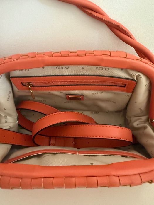 Дамска кожена чанта Guess