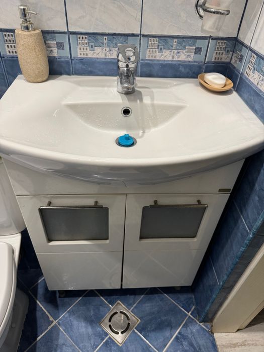 Мивка за баня с шкафче и тоалетна чиния .