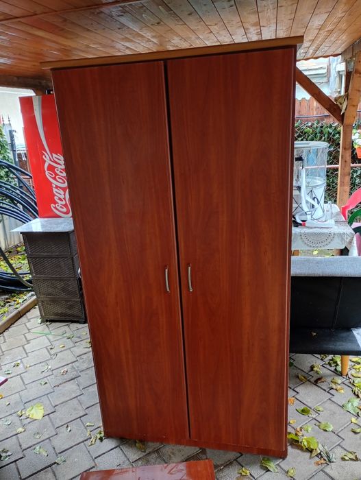 Vând dormitor .șifonier 2 uși. 1servanta  1 noptiera+canapea extensibi