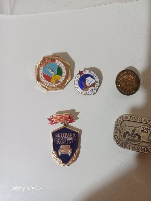 Лот значки 18лв обща цена