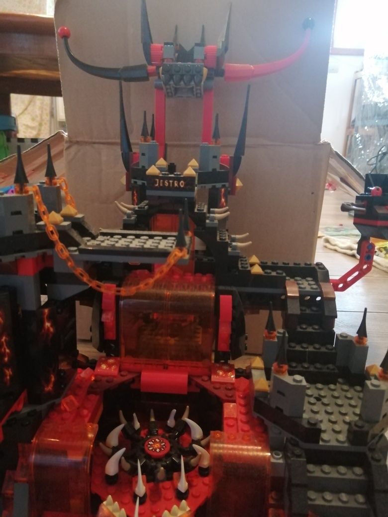 LEGO® NEXO KNIGHTS™ Adapostul malefic al lui Jestro 70323