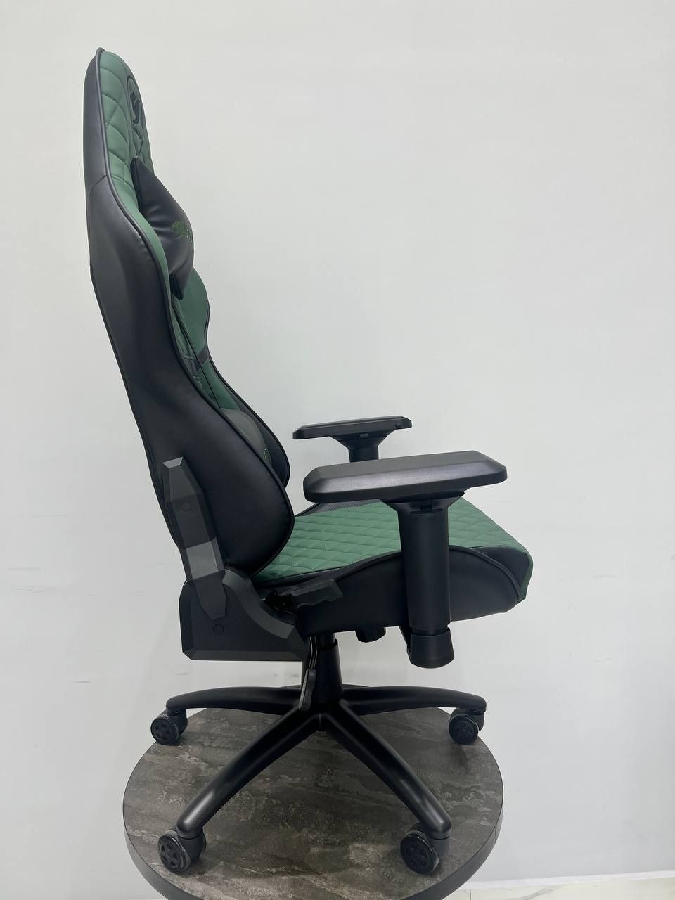 Компьютерное игровое геймерское кресло модель Cougar black green