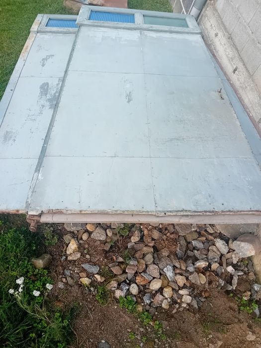 Vând poarta din lemn în stare foarte buna