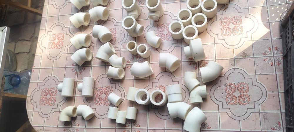 Пластиковые угольники и т.д..