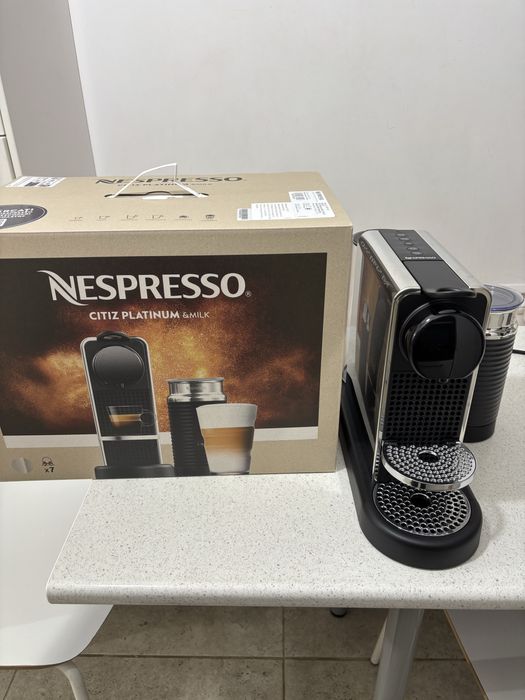 Vand aparat cafea Nespresso cu capsule