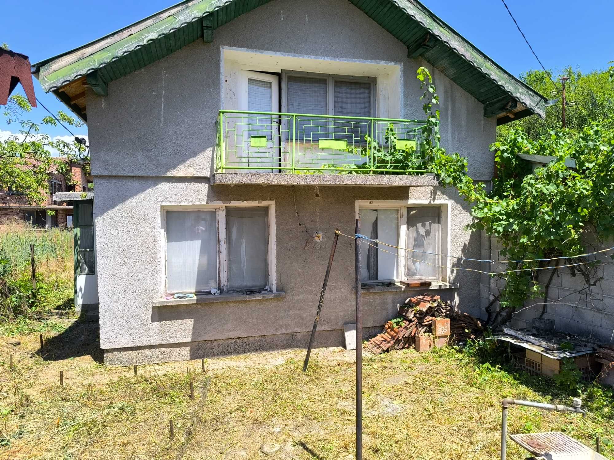 Продавам  масивна двуетажна къща в с. Караполци, община Елин Пелин