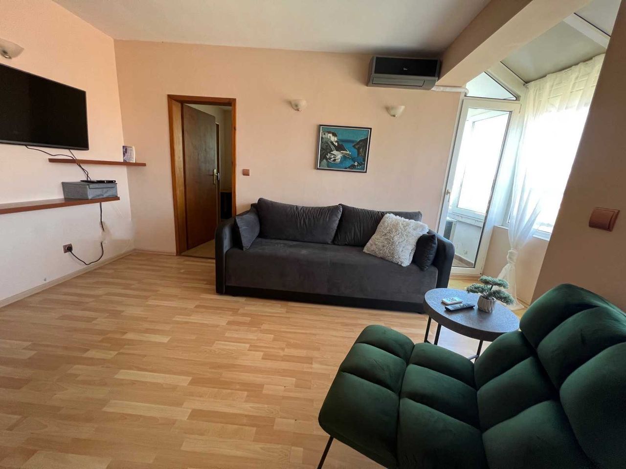 Дава се под наем Тристаен апартамент в София, Център - 89 кв.м за 1200 € - Снимка #1