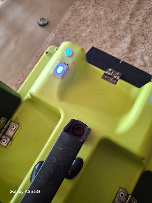 Лодка за захранка с две батерии и сонар