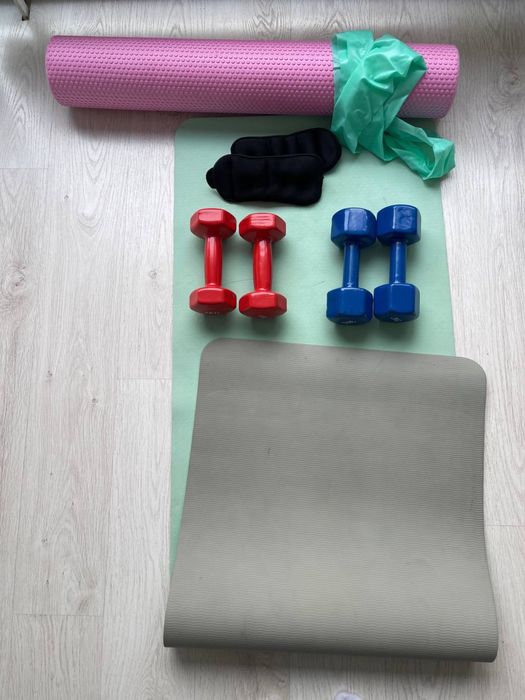 Гантели 3 и 5 кг, утяжелители по 1 кг, коврик, резинка, ролик спорт